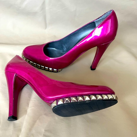 SOLD! LIKE NEW!! STUART WEITZMAN Fuchsia Patent Leather Studded Pumps Size 37.5 - Picture 1 of 4